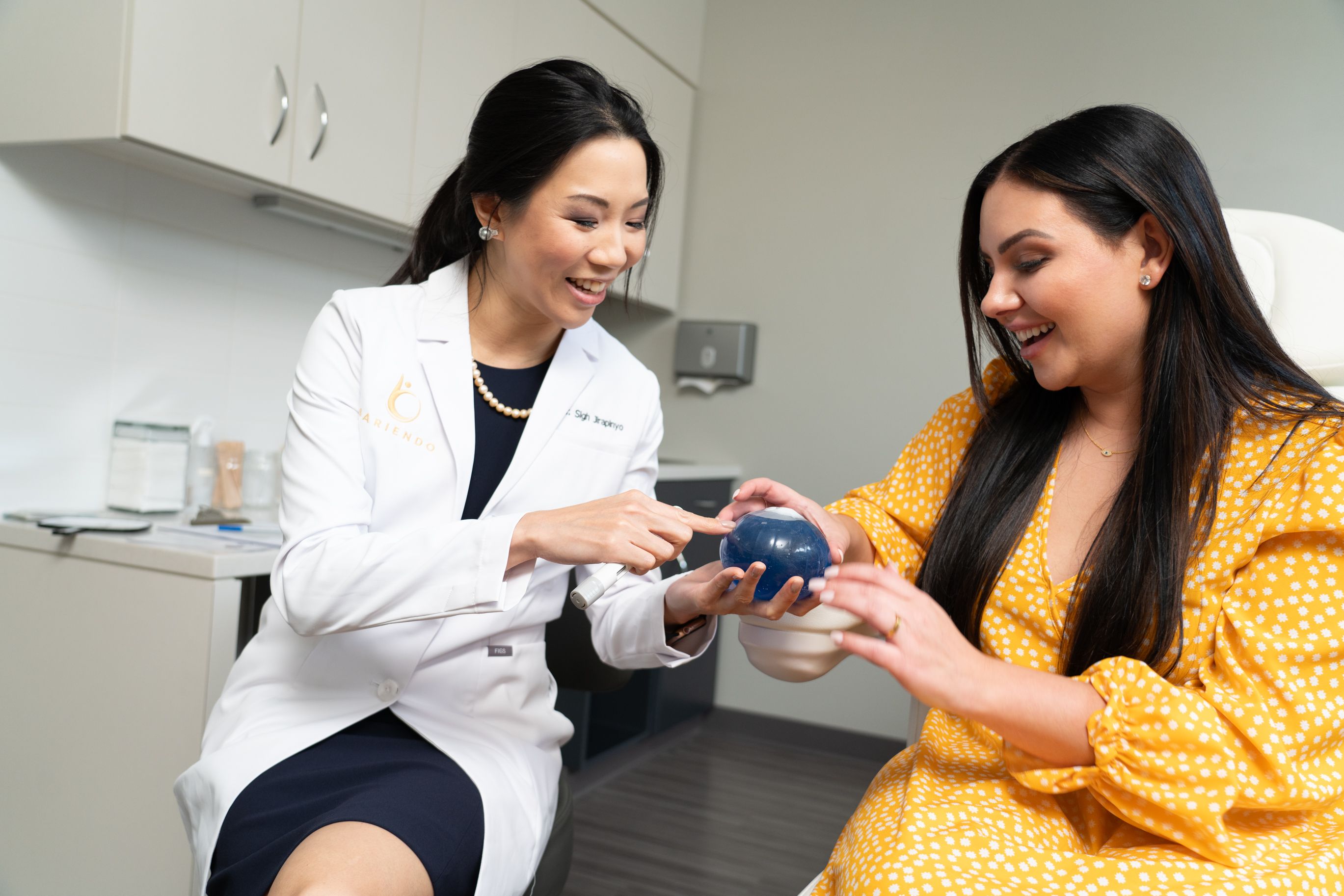 Doctor mostrando un balón gástrico a un paciente