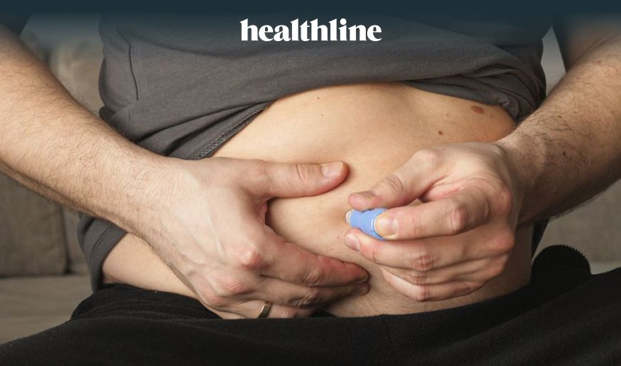 Persona inyectándose medicación de semaglutide