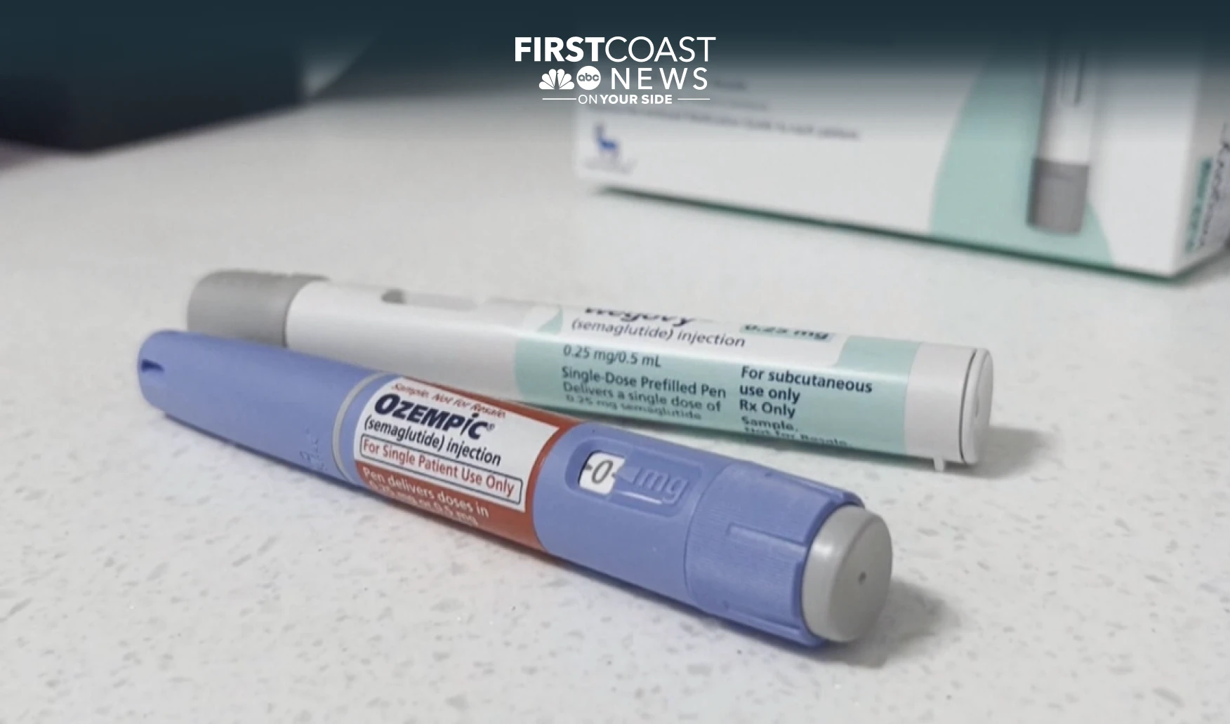 Dos plumas de Ozempic junto a su caja y cartuchos de dosis